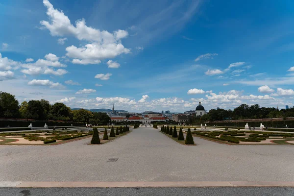 Uma Vista Para Belo Jardim Majestoso Palácio Belvedere Viena Áustria — Fotografia de Stock