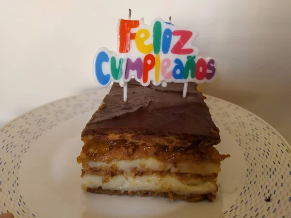 Candele Compleanno Felici Pezzo Torta Cioccolato — Foto Stock