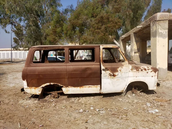 Viejo Coche Oxidado Abandonado Una Zona Rural — Foto de Stock