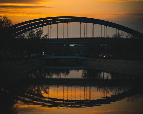 Красивый Снимок Моста Отражение Речной Воде Время Заката — стоковое фото