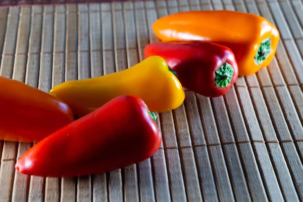 High Angle Shot Red Yellow Bell Peppers Drying Mat — Stock Photo, Image