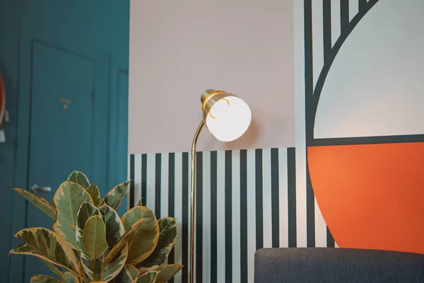 Modern Inredning Med Randiga Väggar Och Minimalistisk Lampa — Stockfoto