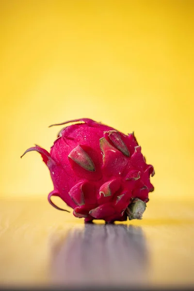 Tiro Close Uma Fruta Fresca Dragão Fundo Amarelo — Fotografia de Stock