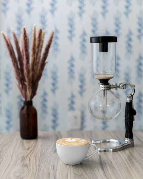 Taza Café Con Una Cafetera Sifón Una Rama Hierba Esponjosa — Foto de Stock