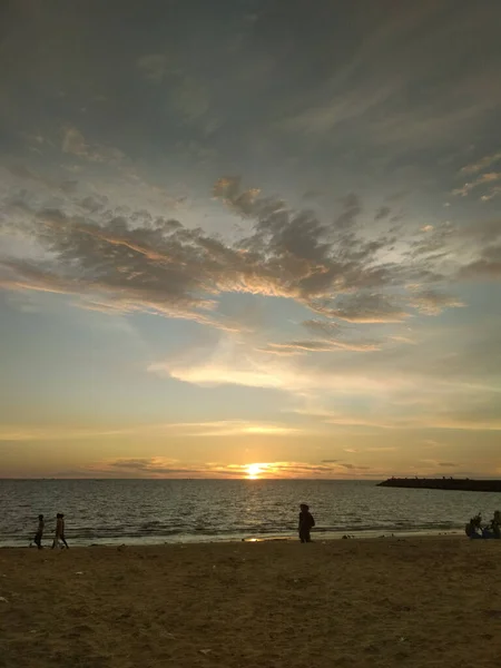 Silueta Turistů Pláži Během Okouzlujícího Západu Slunce — Stock fotografie