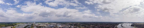 Horizon Boven Zutphen Nederland Met Cumulus Wolken Tegen Een Levendige — Stockfoto