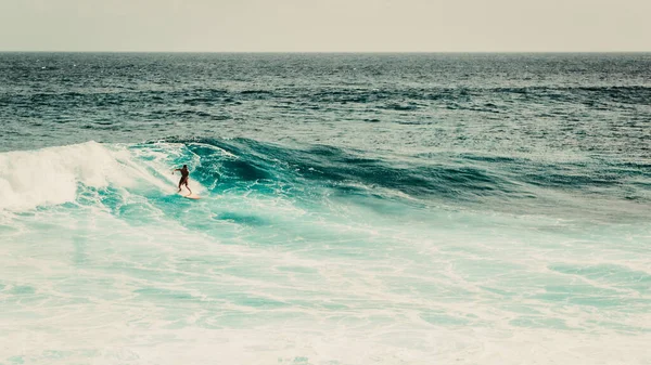 Man Surfing Turquoise Sea Gili Islands Bali Indonesia — Stock Photo, Image