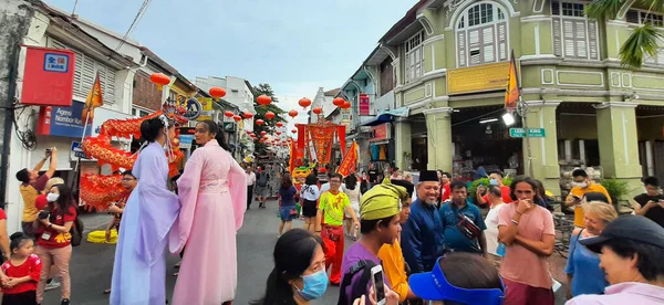 Georgetown Malaysia Feb 2020 Дві Китайки Традиційному Одязі Ходять Ходулях — стокове фото