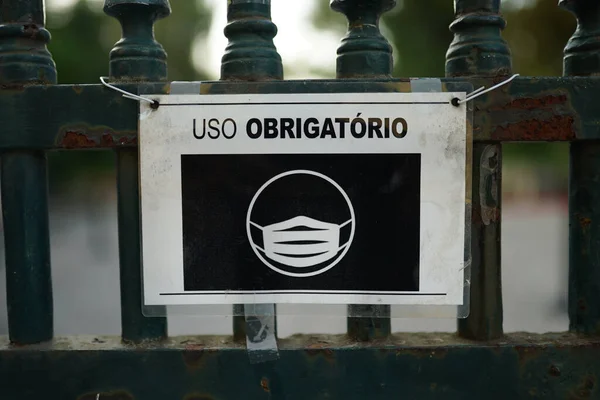 Maszk Kötelező Portugál Felirat Egy Fém Kerítésben — Stock Fotó