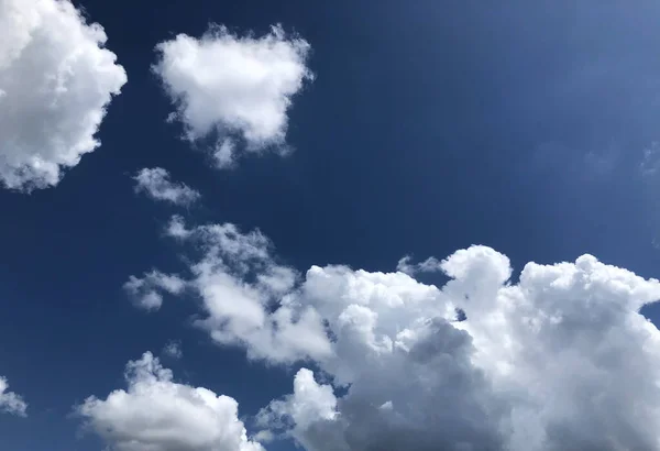 Beau Paysage Nuageux Dans Ciel Bleu Clair — Photo