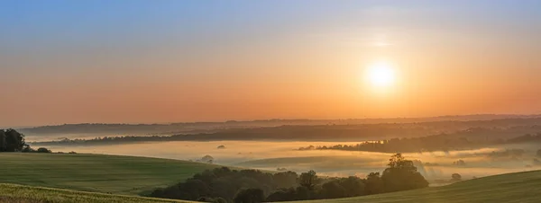 Panoramiczne Ujęcie Hipnotyzującego Nasłonecznionego Krajobrazu — Zdjęcie stockowe