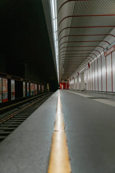 Eine Urbane Szenerie Der Bahn Station Bei Nacht — Stockfoto