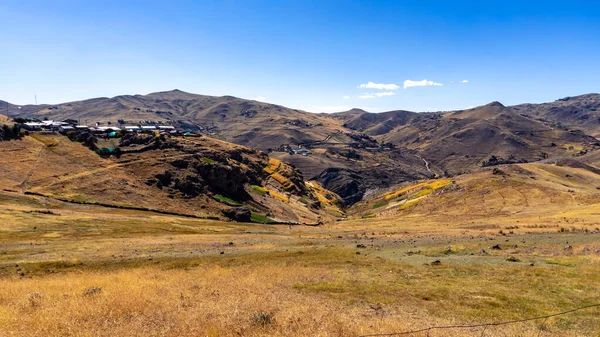 Mavi Gökyüzünün Altındaki Peru Daki Dağların Güzel Manzarasının Panoramik Bir — Stok fotoğraf