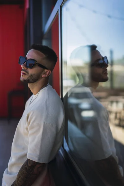 Muž Bílém Stojící Ulici Poblíž Budovy — Stock fotografie