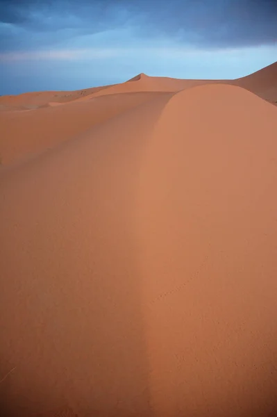 Een Verticaal Schot Van Zand Een Bewolkte Lucht Boven Woestijn — Stockfoto