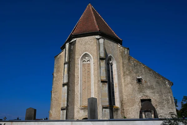 Крупный План Древней Церкви Голубом Фоне Неба — стоковое фото
