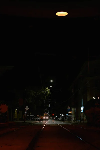 Paysage Urbain Nocturne Avec Tramway Sur Route — Photo