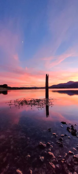 Ein Schöner Sonnenuntergang Über Dem Klaren Ruhigen Wasser Mit Felsigem — Stockfoto