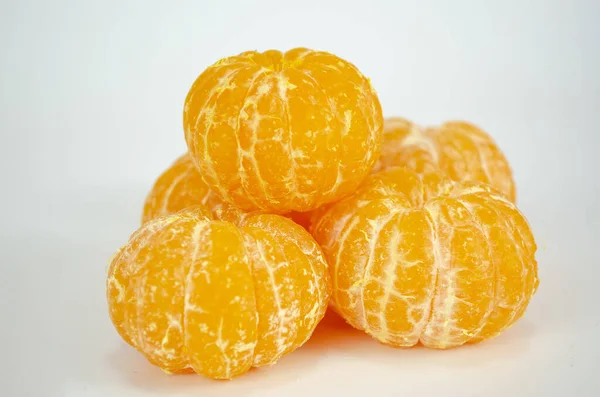 Eine Nahaufnahme Von Geschälten Mandarinen Isoliert Auf Weißem Hintergrund — Stockfoto