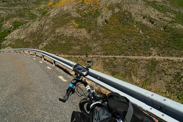 Tiro Close Detalhe Bicicleta Estacionado Borda Estrada Curva Montanhosa — Fotografia de Stock