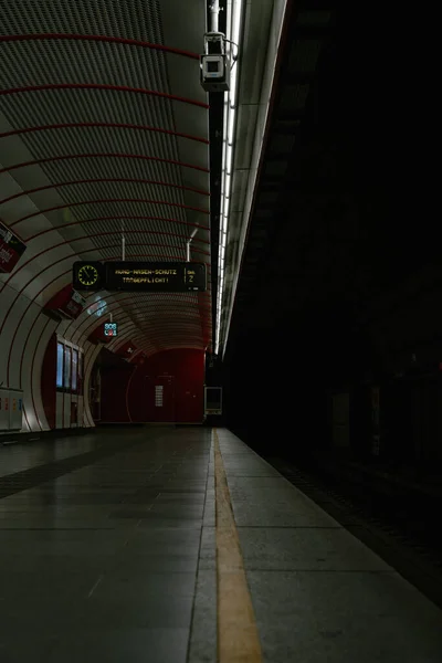 Eine Urbane Szenerie Der Bahn Station Bei Nacht — Stockfoto