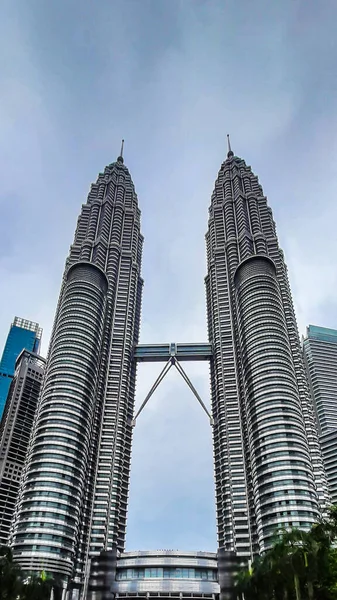 クアラルンプール マレーシア 2020年1月29日 クアラルンプールのツインビル複合施設であるペトロナスツインタワーの低角度撮影 — ストック写真