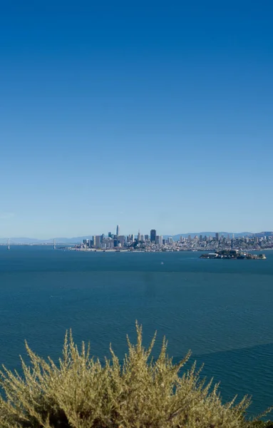 在蓝天映衬下的旧金山天际线迷人的景象 — 图库照片