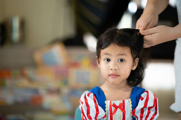 Tiro Pouco Bonito Menina Sudeste Asiático Sentado Olhando Para Lado — Fotografia de Stock