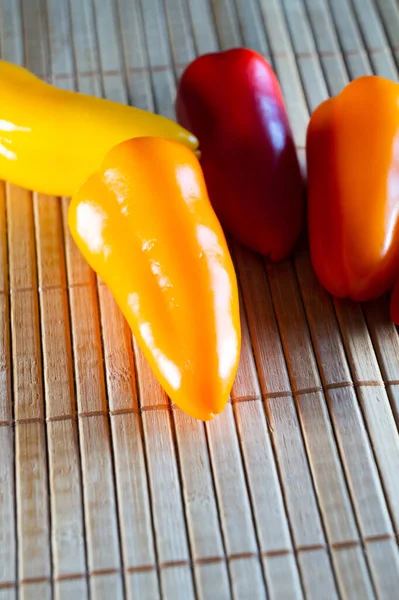 Egy Függőleges Lövés Piros Sárga Paprika Egy Szárító Szőnyegen — Stock Fotó