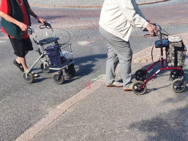 Las Dos Personas Caminando Sobre Asfalto Con Cestas Eléctricas Con — Foto de Stock