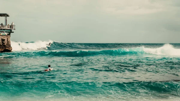 Ein Schöner Blick Auf Menschen Die Türkisfarbenen Meer Surfen Gili — Stockfoto