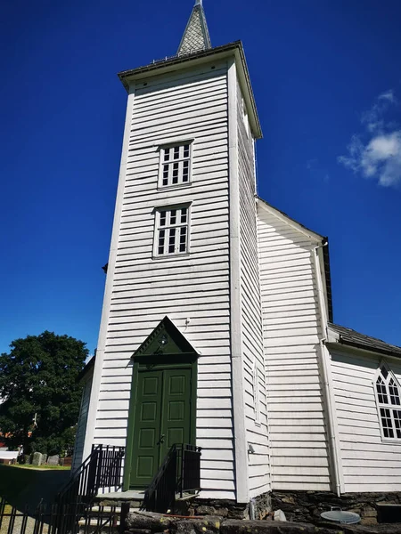 Tiro Vertical Edifício Com Telhado Pirâmide Afiada Uma Cruz Cemitério — Fotografia de Stock