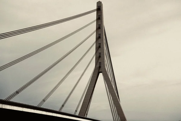Niski Kąt Szarości Strzał Pięknego Mostu Dusseldorfie Niemcy Przez Rzekę — Zdjęcie stockowe
