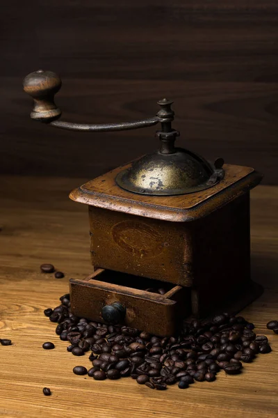 Χειροκίνητο Μύλο Καφέ Καβουρδισμένους Κόκκους Καφέ Στο Ξύλινο Τραπέζι — Φωτογραφία Αρχείου