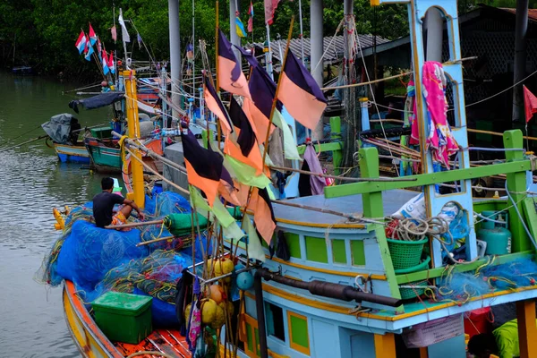 Prag Khi Thailand Juli 2021 Ein Mit Ausrüstung Beladenes Fischerboot — Stockfoto