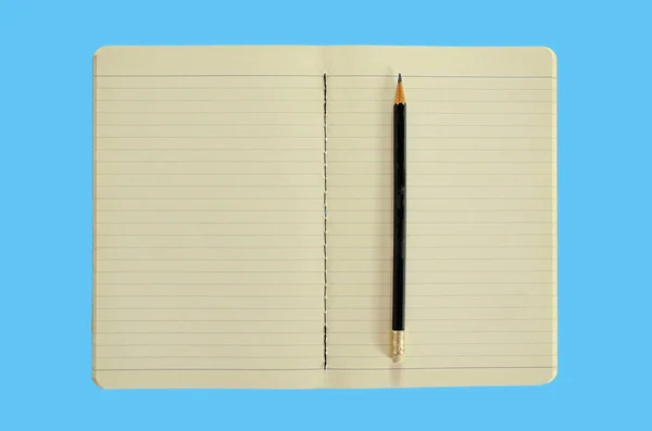 Caderno Aberto Com Lápis Isolado Fundo Azul — Fotografia de Stock