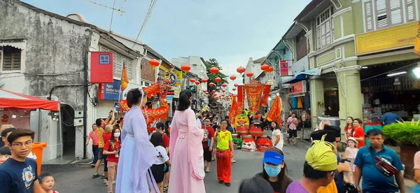 2017年2月2日 马来西亚乔治敦 两名身穿传统服装的中国妇女在一个节日期间站在高跷上行走 — 图库照片