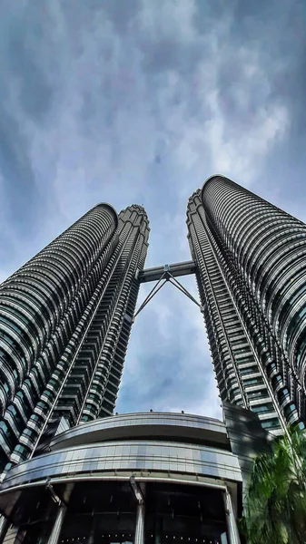 クアラルンプール マレーシア 2020年1月29日 クアラルンプールのツインビル複合施設であるペトロナスツインタワーの低角度撮影 — ストック写真