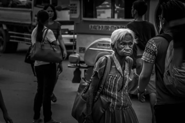 San Fernando Philippines 2016年10月12日 菲律宾每日通勤的黑白场景 车上的人 吉普尼 繁忙的街上 — 图库照片