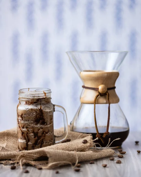 Sebuah Foto Menutup Dari Chemex Dengan Kopi Dingin Atas Meja — Stok Foto