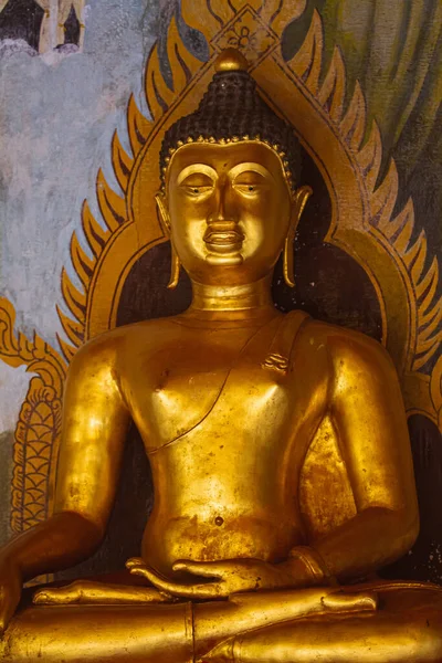 Великолепная Золотая Медитирующая Статуя Будды Буддийском Храме Чиангмае Таиланд — стоковое фото