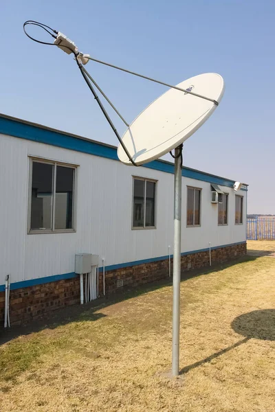 南アフリカのヨハネスブルグ 2021年7月29日 南アフリカのヨハネスブルグの農村地域での衛星料理の垂直ショット — ストック写真