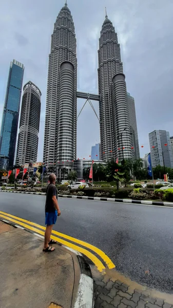 Kuala Lumpur Malaisie Janvier 2020 Homme Debout Devant Les Tours — Photo