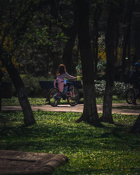 Девочка Катается Велосипеде Весу — стоковое фото