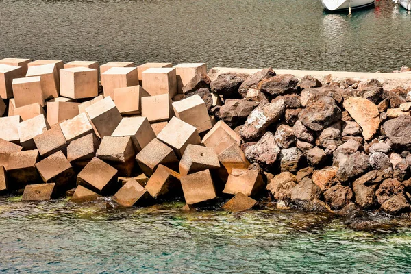 Uma Pilha Pedras Tijolos Água Uma Praia — Fotografia de Stock