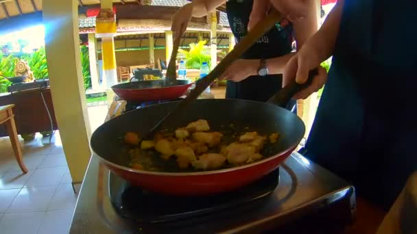 Streetfood Filmaufnahmen Von Der Zubereitung Des Gerichts Auf Der Straße — Stockvideo