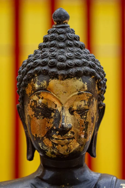 Close Vertical Uma Antiga Estátua Buda Com Chapeamento Ouro Rosto — Fotografia de Stock