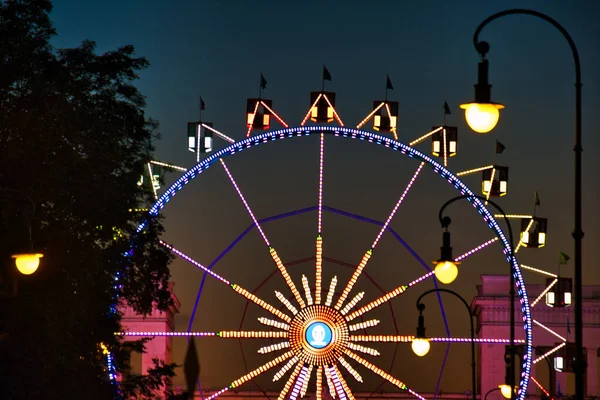 德国卡洛琳广场的摩天轮特写镜头 配有夜灯 — 图库照片