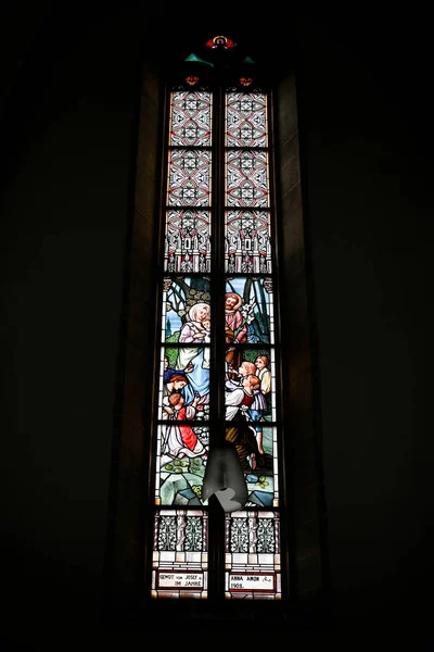 Eine Vertikale Aufnahme Eines Fensters Einer Kirche — Stockfoto