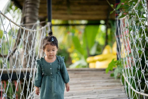 Крупный План Маленькой Девочки Юго Восточной Азии Детской Площадке — стоковое фото